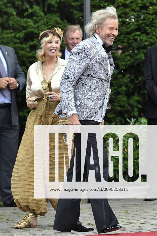 Nach über 40 Jahren Ehe Thea und Thomas Gottschalk haben sich getrennt. Archivfoto: Thomas GOTTSCHALK (Moderator) mit Ehefrau Thea-steht voll im Wind. Eroeffnung der Bayreuther Richard Wagner Festspiele. Roter Teppich am 25.07.2015. Gruener Huegel, Festspielhaus.Bayreuth.