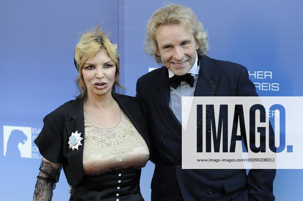 Nach über 40 Jahren Ehe Thea und Thomas Gottschalk haben sich getrennt. Archivfoto: Thomas GOTTSCHALK,Moderator,mit Ehefrau,Gattin,Thea. ,Bayerischer Fernsehpreis 2012,Roter Teppich,Red Carpet.04.05.2012.