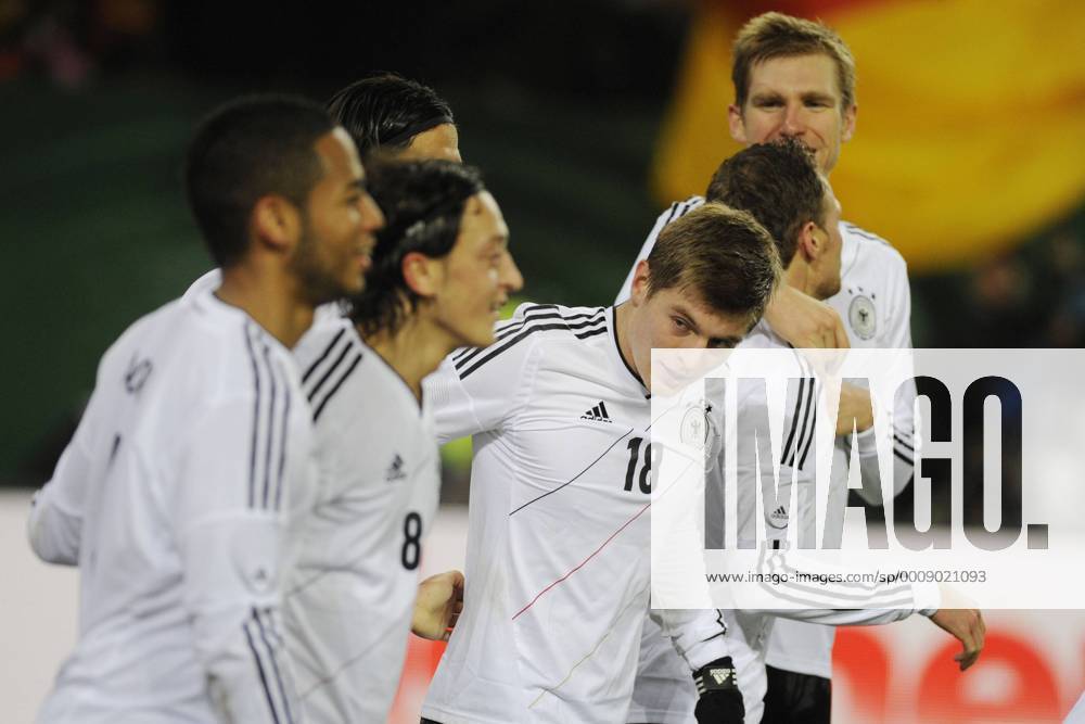 Länderspiel Deutschland vs Niederlande 3 : 0 in Hamburg 15. 11. 2011 - Torjubel GER mit Toni Kroos (Mitte)