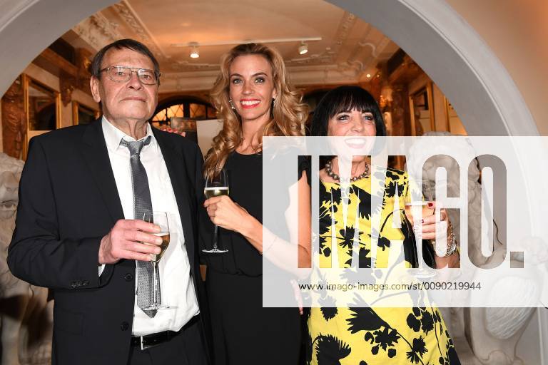 Constanze Coco Kraus mit ihren Eltern Ulrich und Rosemarie Sorhagen bei der Feier zum 80. Geburtstag von seinem Vater Peter Kraus am 18.03.2019 in den Südtiroler Stuben in München Peter Kraus feiert seinen 80. Geburtstag mit Freunden und Weggefaehrten in Muenchen