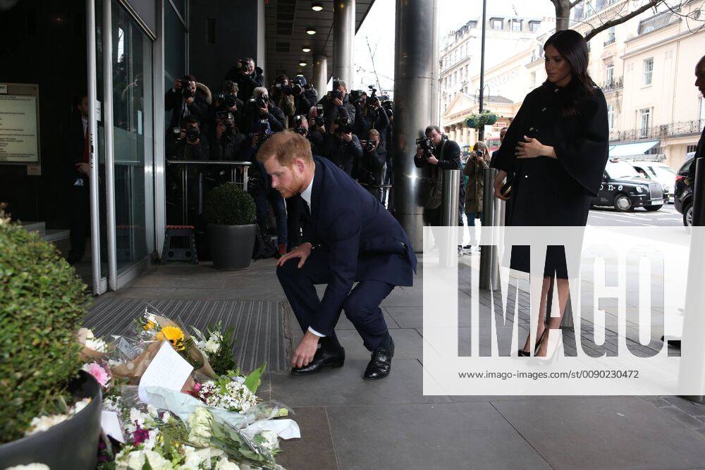 Harry et Meghan depose une gerbe au haut a l ambassade de Nouvelle Zelande. PAP03192145 Prince Harry, The Duke of Sussex and Meghan, Duchess of Sussex, at the New Zealand High Commission London. They were there to sign a book of condolence after last weeks terrorist shootings in New Zealand. The couple also met with Sir Jerry Mateparae the High Commissioner. 236669 2019-03-19 London Etats-Unis Prince Harry de Galles (Angleterre); Markle, Meghan (Duchesse de Sussex)