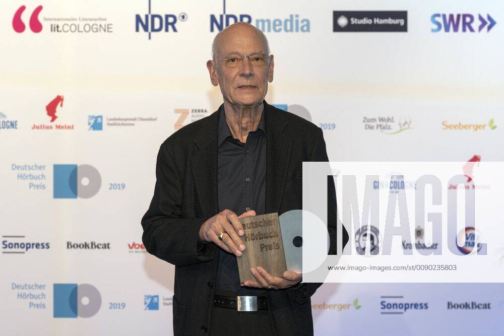 Entertainment Themen der Woche KW12 Deutscher Hörbuchpreis 2019 Im Bild der Schriftsteller und Sprecher Gert Heidenreich, der den Roman des britischen Schriftstellers japanischer Herkunft, Was vom Tage übrig blieb , eingelesen hat. Die Preisverleihungen wurden am 19. März 2019 in feierlichem Rahmen im WDR-Funkhaus vorgenommen. Köln Nordrhein-Westfalen Deutschland