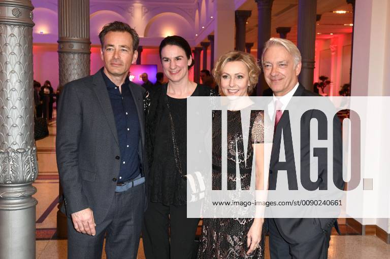 Jan Sosniok mit Ehefrau Nadine und Dana Golombek mit Lebenspartner Christoph M. Ohrt bei der Verleihung des 17. Deutschen Hörfilmpreises 2019 in der Hauptstadtrepräsentanz der Deutschen Telekom. Berlin