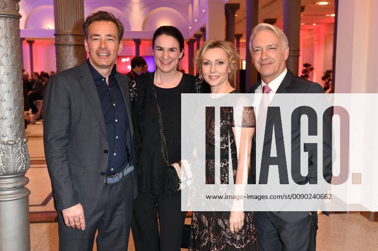 Jan Sosniok mit Ehefrau Nadine und Dana Golombek mit Lebenspartner Christoph M. Ohrt bei der Verleihung des 17. Deutschen Hörfilmpreises 2019 in der Hauptstadtrepräsentanz der Deutschen Telekom. Berlin