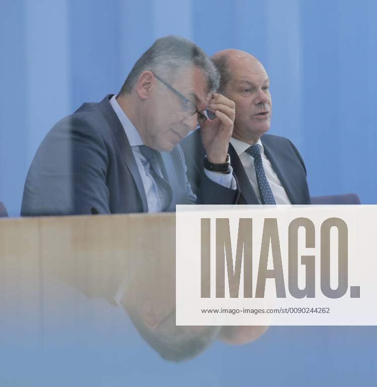 Staatssekretär Werner Gatzer, BMF, Bundesminister der Finanzen Olaf Scholz, Deutschland, Berlin, Bundespressekonferenz, Thema: Haushalt 2019, Eckwerte 2020 und Finanzplan bis 2023