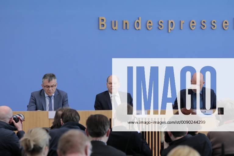 Staatssekretär Werner Gatzer, BMF, Bundesminister der Finanzen Olaf Scholz, Deutschland, Berlin, Bundespressekonferenz, Thema: Haushalt 2019, Eckwerte 2020 und Finanzplan bis 2023