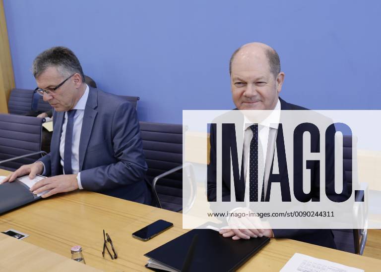 Staatssekretär Werner Gatzer, BMF, Bundesminister der Finanzen Olaf Scholz, Deutschland, Berlin, Bundespressekonferenz, Thema: Haushalt 2019, Eckwerte 2020 und Finanzplan bis 2023