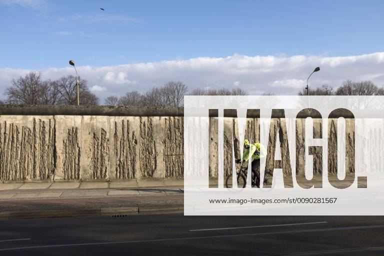Blick auf die Reste der Berliner Mauer an der Bernauer Strasse. Die Gedenkstätte Berliner Mauer ist zentraler Erinnerungsort zum Gedenken an die deutsche Teilung. Am historischen Ort in der Bernauer Straße erstreckt sich das letzte Stück der Berliner Mauer auf 1,4 km Länge über den ehemaligen Grenzstreifen. Diese Jahr feiert Berlin 30 Jahre Mauerfall. Am 9. November 1989 wurde Berlin wieder eine Stadt, zuvor trennte die Mauer 28 Jahre die Stadt in Ost und West. Berlin