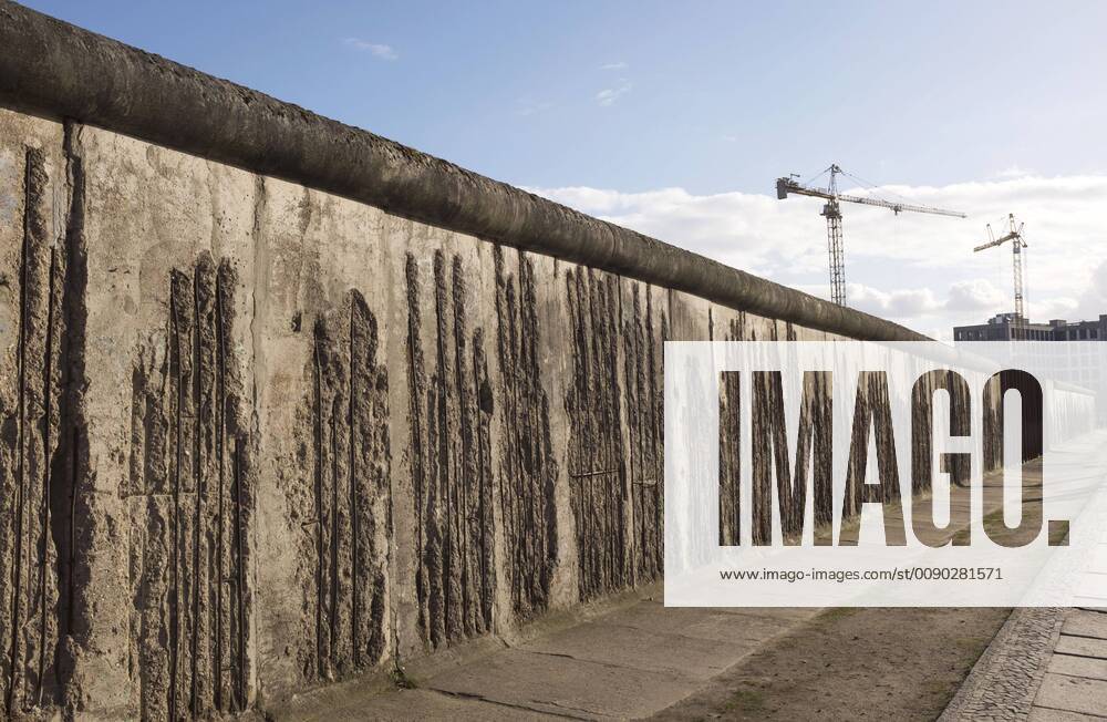 Blick auf die Reste der Berliner Mauer an der Bernauer Strasse. Die Gedenkstätte Berliner Mauer ist zentraler Erinnerungsort zum Gedenken an die deutsche Teilung. Am historischen Ort in der Bernauer Straße erstreckt sich das letzte Stück der Berliner Mauer auf 1,4 km Länge über den ehemaligen Grenzstreifen. Diese Jahr feiert Berlin 30 Jahre Mauerfall. Am 9. November 1989 wurde Berlin wieder eine Stadt, zuvor trennte die Mauer 28 Jahre die Stadt in Ost und West. Berlin