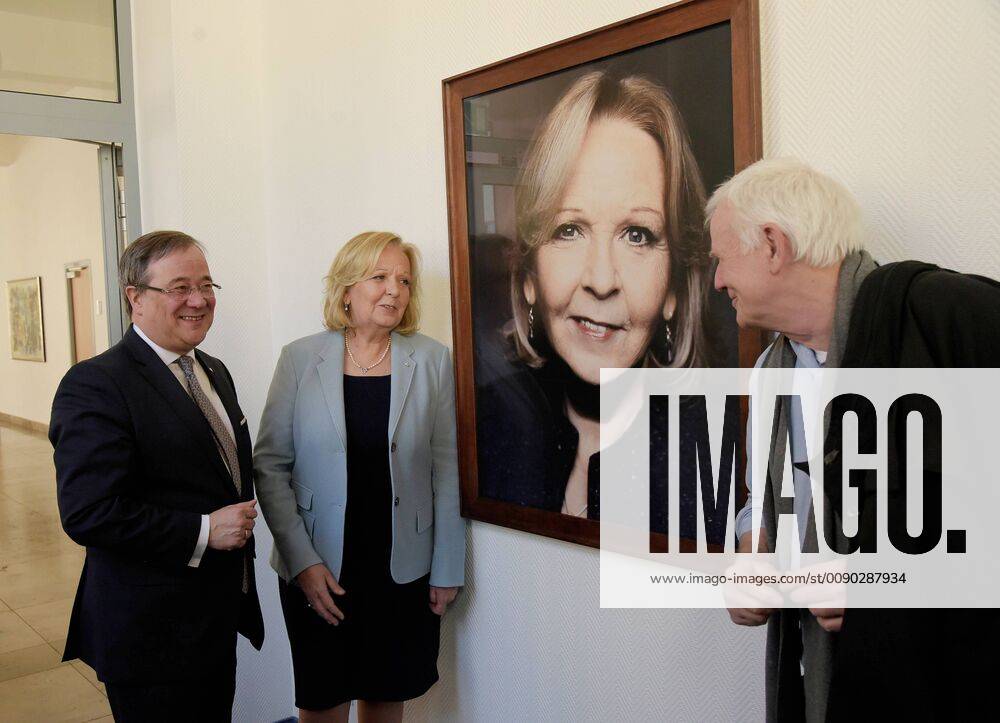 Duesseldorf MP a.D.Hannelore Kraft wird in die Galerie mit einer Fotografie des Fotokuenstlers Jim Rakete dargestellt. NRW-Ministerpaesident Armin Laschet,freut sich,gemeinsam mit Ministerpraesidentin a.D.Hannelore Kraft das neue Portraitbild der ersten Regierungschefin Nordrhein-Westfalens in der Staatskanzlei in Duesseldorf am 22.03.2019 vorzustellen.MP a.D.Hannelore Kraft haengt in der Galerie neben Juergen Ruettgers.