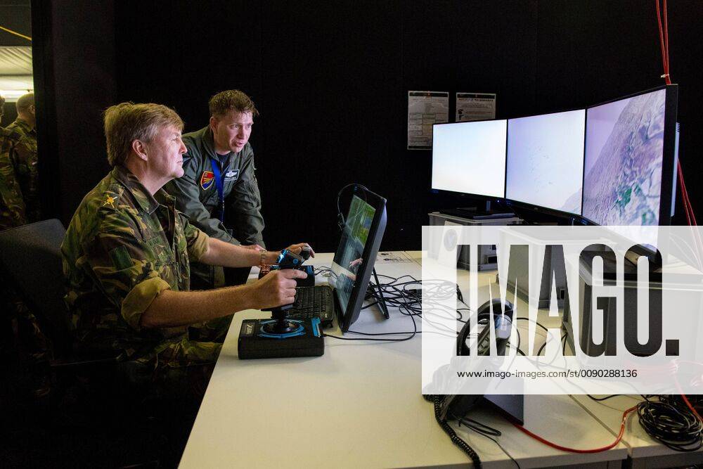 Vredepeel King Willem-Alexander visiting the Defense Ground-bound Air Defense Command (DGLC), Grondgebonden Luchtverdedigingscommando, and the Joint Project Optic Windmill (JPOW), the largest air and missile defense exercise in Europe of the Dutch Armed Forces in Vredepeel.