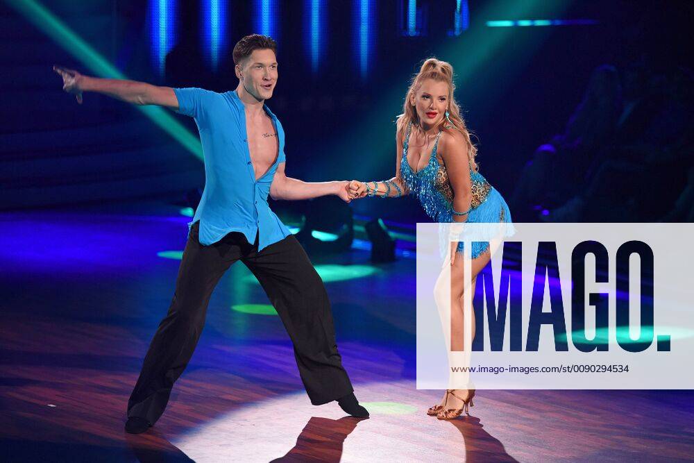 RTL-Show Let`s Dance Evelyn Burdecki, Evgeny Vinokurov während der 2. Lets Dance RTL Liveshow in den MMC Studios in Köln am 22.03.2019