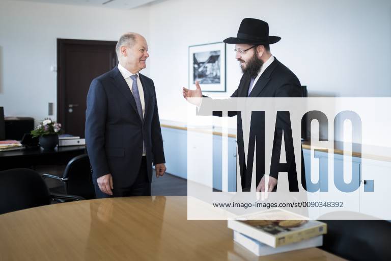 Bundesfinanzminister Olaf Scholz (L), SPD, trifft Rabbiner Yehuda Teichtal (R) in Berlin, 27.03.2019. Berlin Germany