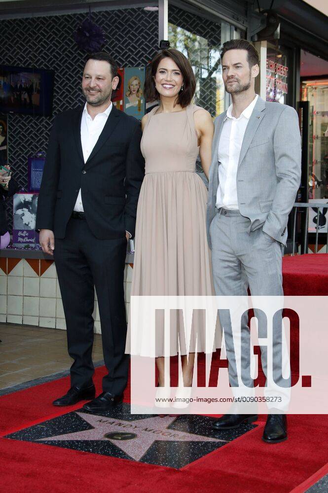 Entertainment Themen der Woche KW13 Dan Fogelman, Mandy Moore und Shane West bei der Zeremonie zur Verleihung von einem Stern an Mandy Moore auf dem Hollywood Walk of Fame. Los Angeles