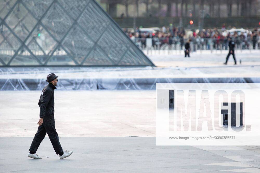 Entertainment Themen der Woche KW13 Paris, France, le 29 mars 2019 - The artist JR makes a giant trompe l oeil for the 30th anniversary of the Louvre s Pyramid.