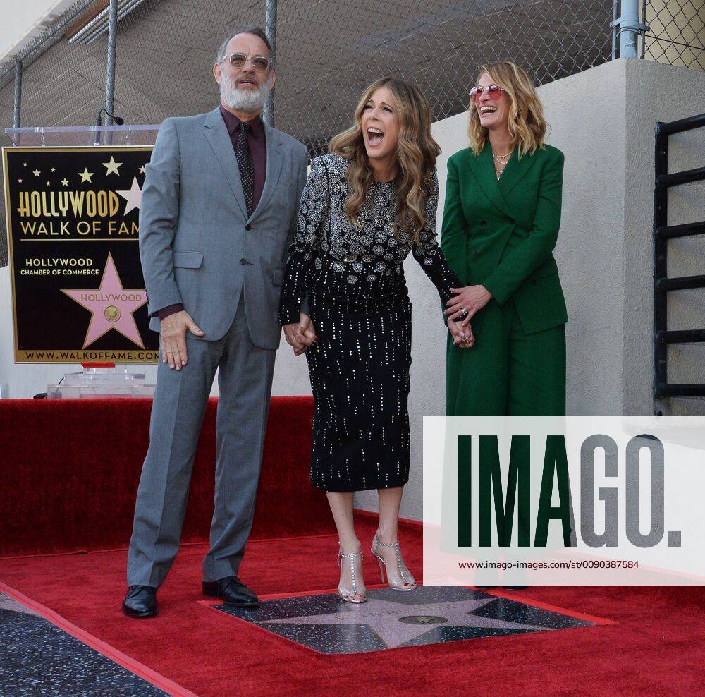 Entertainment Themen der Woche KW13 Actress, singer and songwriter Rita Wilson (C) is joined by her husband, actor Tom Hanks and actress Julia Roberts during an unveiling ceremony honoring her with the 2,659th star on the Hollywood Walk of Fame in Los Angeles on March 29, 2019. LAP2019032904 JIMxRUYMEN