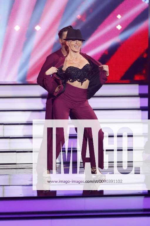 Kerstin Ott und Regina Luca in der 2. Live-Show der 12. Staffel der RTL-Tanzshow Let s Dance im MMC Coloneum. Köln