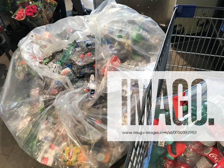 Recycling von Plastikflaschen in einem Supermarkt in Hamburg 30.03.2019