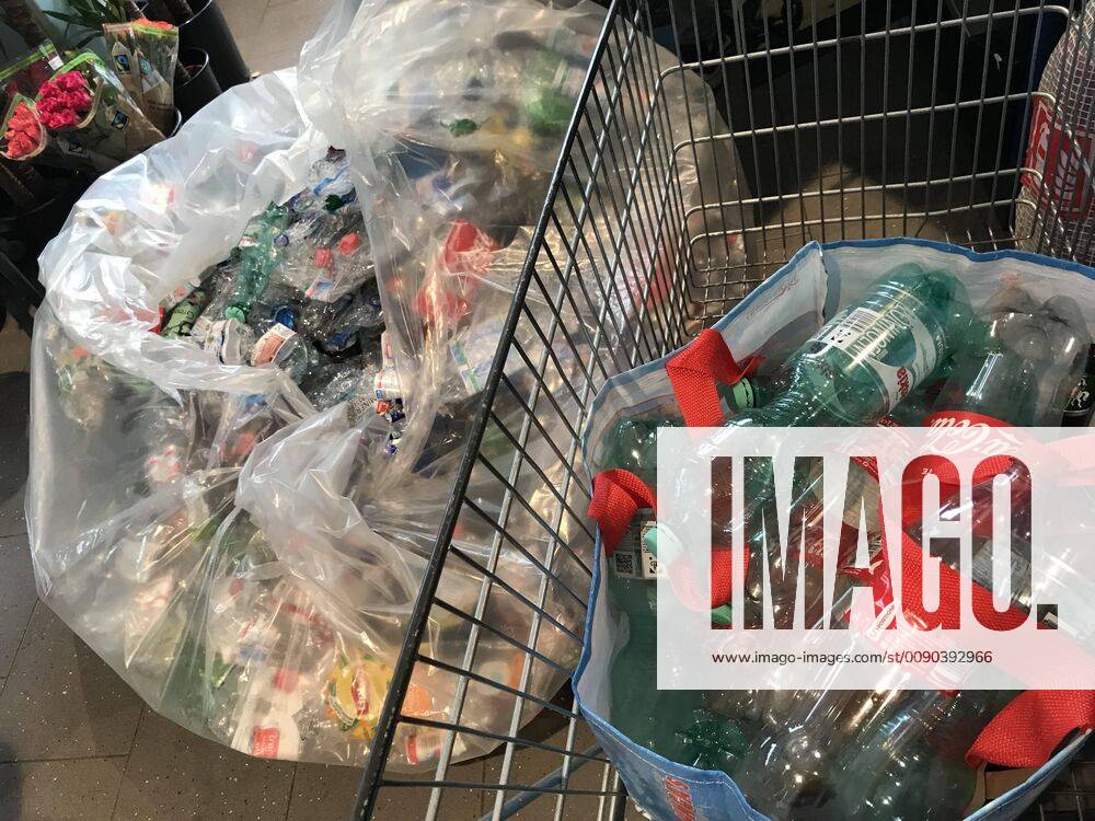 Recycling von Plastikflaschen in einem Supermarkt in Hamburg 30.03.2019