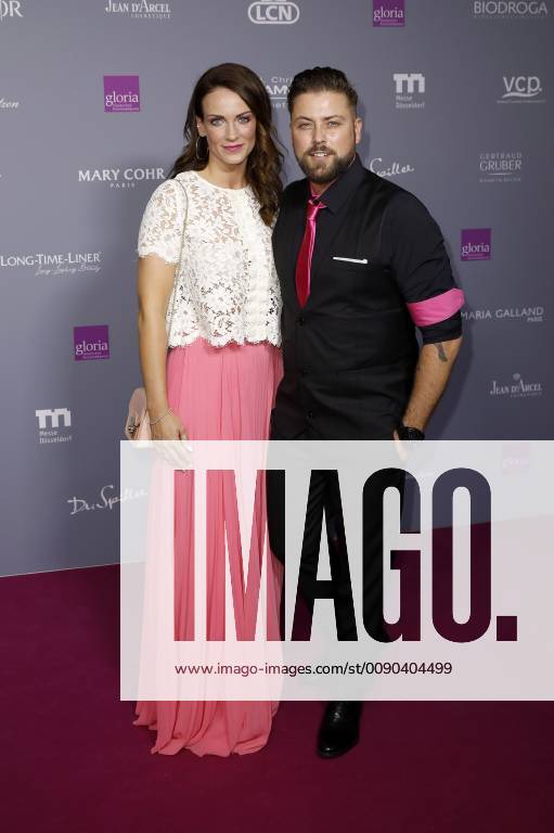 Felix von Jascheroff mit Ehefrau Bianca Bos bei der 6. Verleihung des Deutschen Kosmetikpreises Gloria 2019 im Hilton Hotel. Düsseldorf