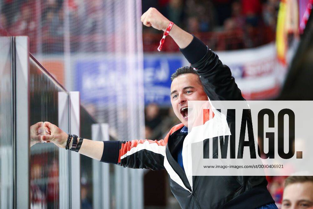KLAGENFURT,AUSTRIA,31.MAR.19 - ICE HOCKEY - EBEL, Erste Bank Eishockey Liga, play off, semifinal, KAC Klagenfurt vs Graz 99ers. Image shows the rejoicing of Andreas Gabalier.