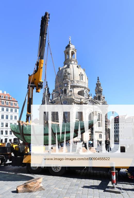 GER Sachsen Dresden Neumarkt an der Frauenkirche - hier wird ein temporaeres Kunstwerk aus einer Holzhand und einem Schiff aus mehrschichtigem Glas bestehen aufgebaut - die GlasArche ( vom Landschaftspflegeverein Mittleres Elstertal e.v. initiert ) beim Herunterheben bzw. an ihrem Standpunkt fuer die naechsten Wochen 010419