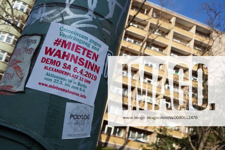 MIETEN WAHNSINN - GER, Germany, Deutschland, Berlin, 30.03.2019 - Wohnen in Berlin - Anschlag an einem Mast in Berlin-Mitte mit der Aufschrift: Gemeinsam gegen Verdrängung und - MIETEN WAHNSINN - DEMO SA 6.4.2019 - ALEXANDERPLATZ 12 UHR - Aktionswoche in Berlin vom 27.3. bis 6.4. - wwwmietenwahnsinninfo Immer mehr Menschen zieht es in die Hauptstadt, was eine eklatante Verknappung des vorhandenen Wohnraums verursacht. Große Teile der Berliner Bevölkerung sind von ständigen Mieterhöhungen betroffen und können sich die Mieten in der Stadt nur noch kaum oder gar nicht mehr leisten. Einkommensschwache Bevölkerungsschichten werden immer öfter aus dem Innenstadtbereich vertrieben und finden, wenn sie Glück haben, nur in den Randbezirken eine Bleibe. Es zeichnet sich ab, dass die Innenstadtbereiche in Zukunft nur noch den besser ve