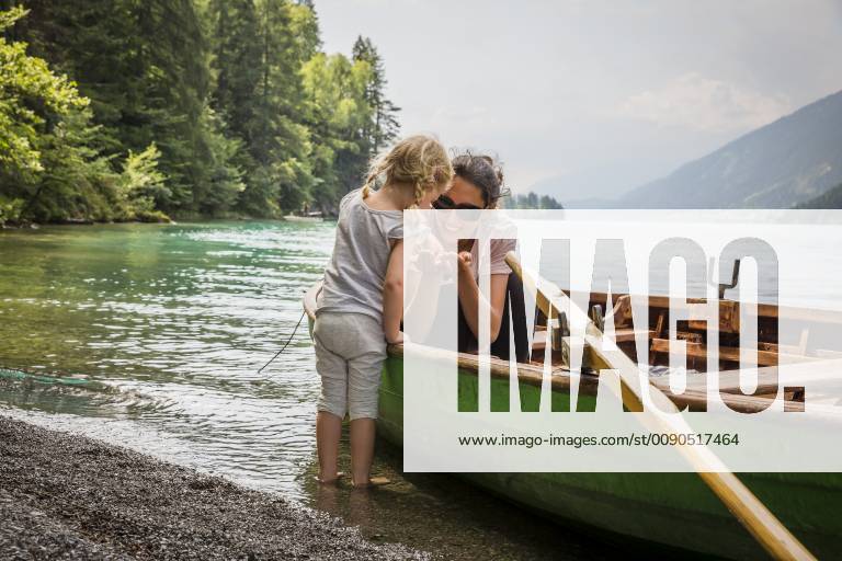 Austria, Carinthia, Weissensee, mother in rowing boat with daughter at the lakeside model released Symbolfoto AIF00564