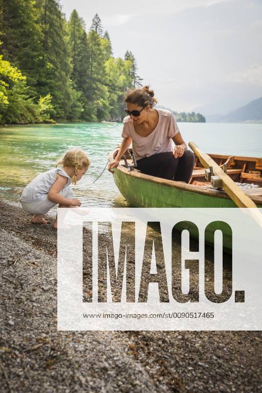 Austria, Carinthia, Weissensee, mother in rowing boat with daughter at the lakeside model released Symbolfoto AIF00565