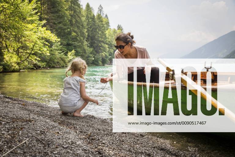 Austria, Carinthia, Weissensee, mother in rowing boat with daughter at the lakeside model released Symbolfoto AIF00566