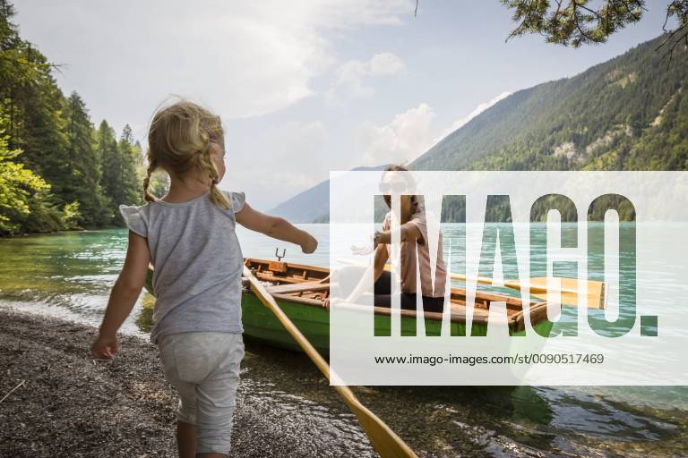Austria, Carinthia, Weissensee, mother in rowing boat with daughter at the lakeside model released Symbolfoto AIF00567