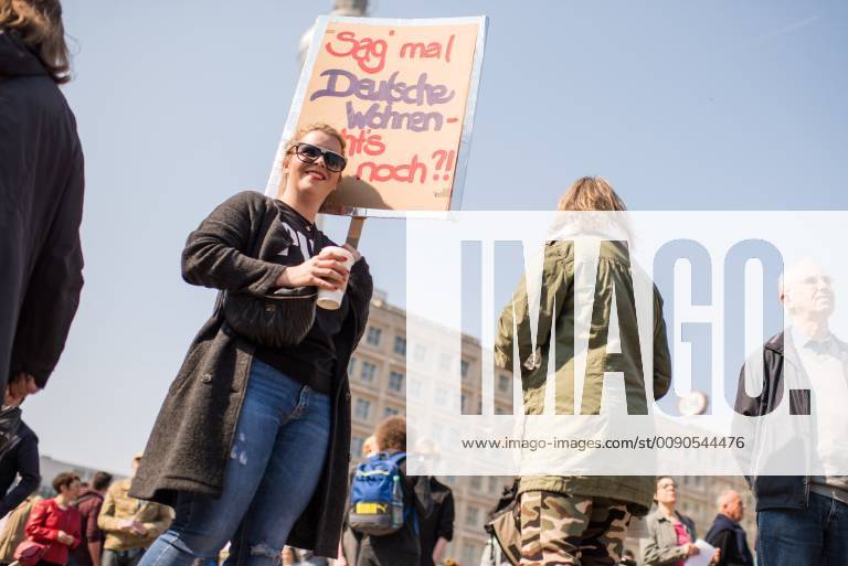 In Berlin haben am Samstag (06.04.19) mehrere Zehntausend Menschen fuer bezahlbaren Wohnraum und gegen Verdraengung durch steigende Mieten demonstriert. Aufgerufen zu der Demonstration hatte das Buendnis Gemeinsam gegen Verdraengung und Mietenwahnsinn . Die Demonstration und dazugehoerige Aktionstage sind ein Gemeinschaftsprojekt von ueber 280 mieten- und stadtpolitischen Gruppen, Vereinen, Verbaenden, sozialen Einrichtungen und vielen weiteren Organisationen aus dem ganzen Bundesgebiet. Demonstrationen und Aktionen fanden bundesweit in 24 Staedten und europaweit in Spanien, Niederlande, Italien, Belgien, Ungarn, Rumaenien, Irland, Portugal, Grossbritannien, Zypern, Mallorca, Frankreich statt. (Siehe epd-Meldung vom 06.04.2019) Mietenwahnsinn-Demo in Berlin