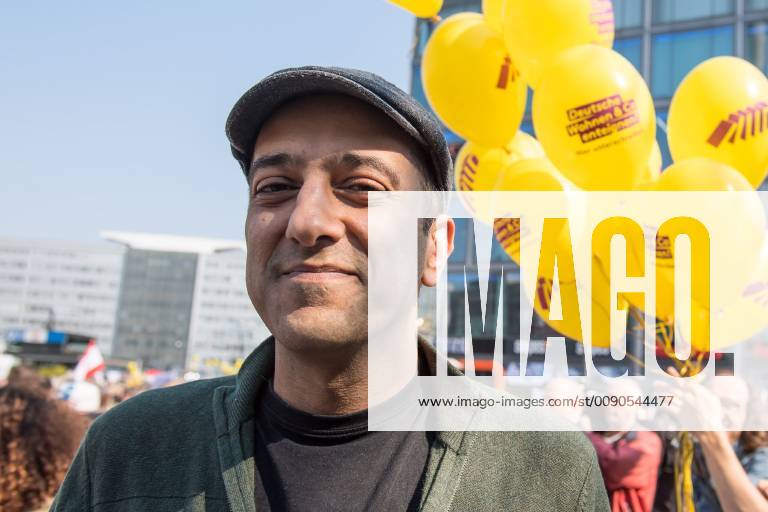 In Berlin haben am Samstag (06.04.19) mehrere Zehntausend Menschen fuer bezahlbaren Wohnraum und gegen Verdraengung durch steigende Mieten demonstriert. (Foto: Rouzbeh Taheri, einer der Organisatoren des Volksbegehren) Aufgerufen zu der Demonstration hatte das Buendnis Gemeinsam gegen Verdraengung und Mietenwahnsinn . Die Demonstration und dazugehoerige Aktionstage sind ein Gemeinschaftsprojekt von ueber 280 mieten- und stadtpolitischen Gruppen, Vereinen, Verbaenden, sozialen Einrichtungen und vielen weiteren Organisationen aus dem ganzen Bundesgebiet. Demonstrationen und Aktionen fanden bundesweit in 24 Staedten und europaweit in Spanien, Niederlande, Italien, Belgien, Ungarn, Rumaenien, Irland, Portugal, Grossbritannien, Zypern, Mallorca, Frankreich statt. (Siehe epd-Meldung vom 06.04.2019) Mietenwahnsinn-Demo in Berlin