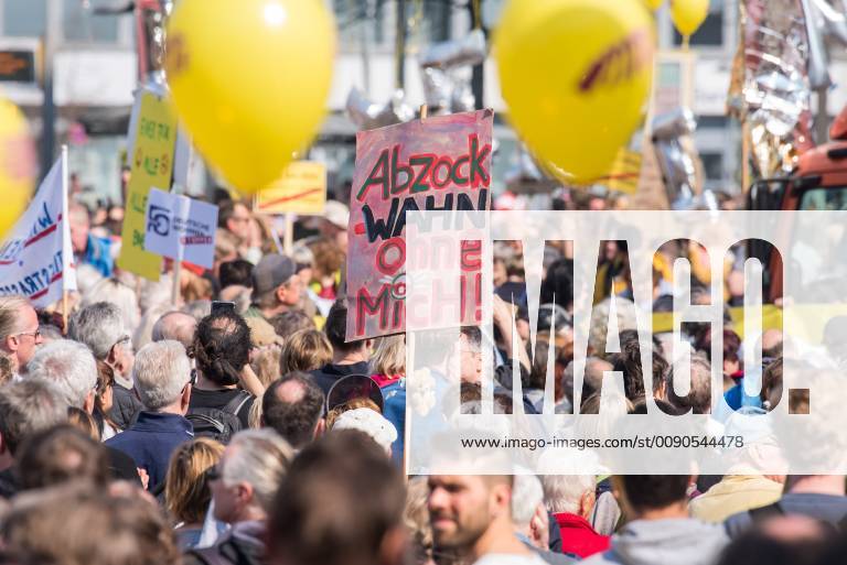 In Berlin haben am Samstag (06.04.19) mehrere Zehntausend Menschen fuer bezahlbaren Wohnraum und gegen Verdraengung durch steigende Mieten demonstriert. Aufgerufen zu der Demonstration hatte das Buendnis Gemeinsam gegen Verdraengung und Mietenwahnsinn . Die Demonstration und dazugehoerige Aktionstage sind ein Gemeinschaftsprojekt von ueber 280 mieten- und stadtpolitischen Gruppen, Vereinen, Verbaenden, sozialen Einrichtungen und vielen weiteren Organisationen aus dem ganzen Bundesgebiet. Demonstrationen und Aktionen fanden bundesweit in 24 Staedten und europaweit in Spanien, Niederlande, Italien, Belgien, Ungarn, Rumaenien, Irland, Portugal, Grossbritannien, Zypern, Mallorca, Frankreich statt. (Siehe epd-Meldung vom 06.04.2019) Mietenwahnsinn-Demo in Berlin