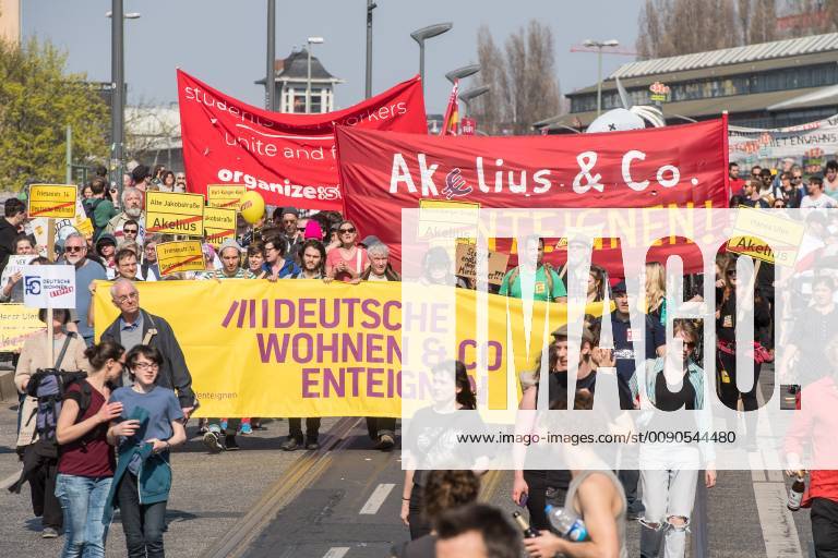 In Berlin haben am Samstag (06.04.19) mehrere Zehntausend Menschen fuer bezahlbaren Wohnraum und gegen Verdraengung durch steigende Mieten demonstriert. Aufgerufen zu der Demonstration hatte das Buendnis Gemeinsam gegen Verdraengung und Mietenwahnsinn . Die Demonstration und dazugehoerige Aktionstage sind ein Gemeinschaftsprojekt von ueber 280 mieten- und stadtpolitischen Gruppen, Vereinen, Verbaenden, sozialen Einrichtungen und vielen weiteren Organisationen aus dem ganzen Bundesgebiet. Demonstrationen und Aktionen fanden bundesweit in 24 Staedten und europaweit in Spanien, Niederlande, Italien, Belgien, Ungarn, Rumaenien, Irland, Portugal, Grossbritannien, Zypern, Mallorca, Frankreich statt. (Siehe epd-Meldung vom 06.04.2019) Mietenwahnsinn-Demo in Berlin