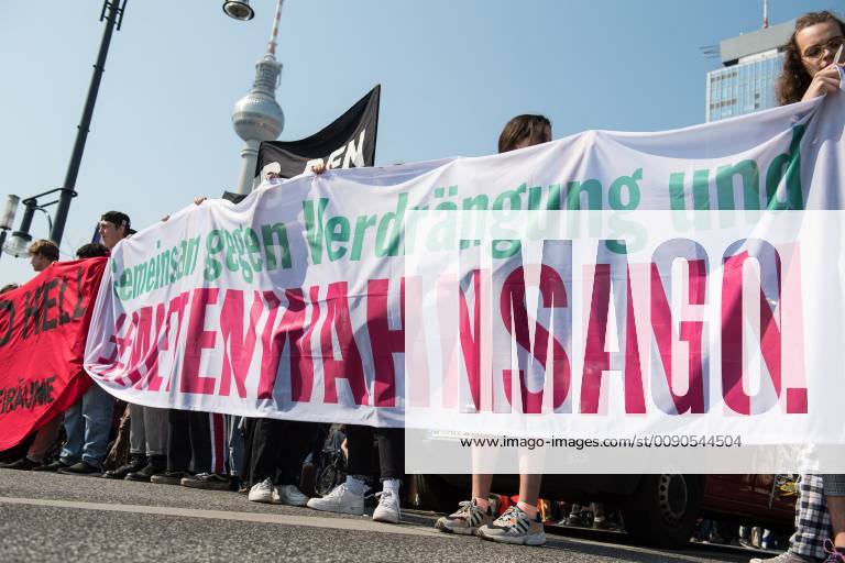 In Berlin haben am Samstag (06.04.19) mehrere Zehntausend Menschen fuer bezahlbaren Wohnraum und gegen Verdraengung durch steigende Mieten demonstriert. Aufgerufen zu der Demonstration hatte das Buendnis Gemeinsam gegen Verdraengung und Mietenwahnsinn . Die Demonstration und dazugehoerige Aktionstage sind ein Gemeinschaftsprojekt von ueber 280 mieten- und stadtpolitischen Gruppen, Vereinen, Verbaenden, sozialen Einrichtungen und vielen weiteren Organisationen aus dem ganzen Bundesgebiet. Demonstrationen und Aktionen fanden bundesweit in 24 Staedten und europaweit in Spanien, Niederlande, Italien, Belgien, Ungarn, Rumaenien, Irland, Portugal, Grossbritannien, Zypern, Mallorca, Frankreich statt. (Siehe epd-Meldung vom 06.04.2019) Mietenwahnsinn-Demo in Berlin