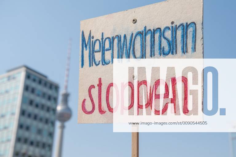 In Berlin haben am Samstag (06.04.19) mehrere Zehntausend Menschen fuer bezahlbaren Wohnraum und gegen Verdraengung durch steigende Mieten demonstriert. Aufgerufen zu der Demonstration hatte das Buendnis Gemeinsam gegen Verdraengung und Mietenwahnsinn . Die Demonstration und dazugehoerige Aktionstage sind ein Gemeinschaftsprojekt von ueber 280 mieten- und stadtpolitischen Gruppen, Vereinen, Verbaenden, sozialen Einrichtungen und vielen weiteren Organisationen aus dem ganzen Bundesgebiet. Demonstrationen und Aktionen fanden bundesweit in 24 Staedten und europaweit in Spanien, Niederlande, Italien, Belgien, Ungarn, Rumaenien, Irland, Portugal, Grossbritannien, Zypern, Mallorca, Frankreich statt. (Siehe epd-Meldung vom 06.04.2019) Mietenwahnsinn-Demo in Berlin