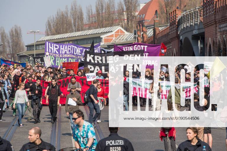 In Berlin haben am Samstag (06.04.19) mehrere Zehntausend Menschen fuer bezahlbaren Wohnraum und gegen Verdraengung durch steigende Mieten demonstriert. Aufgerufen zu der Demonstration hatte das Buendnis Gemeinsam gegen Verdraengung und Mietenwahnsinn . Die Demonstration und dazugehoerige Aktionstage sind ein Gemeinschaftsprojekt von ueber 280 mieten- und stadtpolitischen Gruppen, Vereinen, Verbaenden, sozialen Einrichtungen und vielen weiteren Organisationen aus dem ganzen Bundesgebiet. Demonstrationen und Aktionen fanden bundesweit in 24 Staedten und europaweit in Spanien, Niederlande, Italien, Belgien, Ungarn, Rumaenien, Irland, Portugal, Grossbritannien, Zypern, Mallorca, Frankreich statt. (Siehe epd-Meldung vom 06.04.2019) Mietenwahnsinn-Demo in Berlin