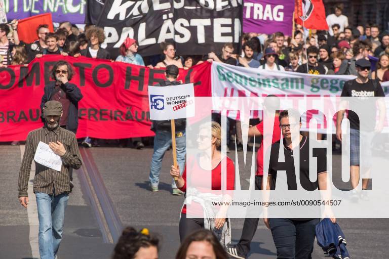 In Berlin haben am Samstag (06.04.19) mehrere Zehntausend Menschen fuer bezahlbaren Wohnraum und gegen Verdraengung durch steigende Mieten demonstriert. Aufgerufen zu der Demonstration hatte das Buendnis Gemeinsam gegen Verdraengung und Mietenwahnsinn . Die Demonstration und dazugehoerige Aktionstage sind ein Gemeinschaftsprojekt von ueber 280 mieten- und stadtpolitischen Gruppen, Vereinen, Verbaenden, sozialen Einrichtungen und vielen weiteren Organisationen aus dem ganzen Bundesgebiet. Demonstrationen und Aktionen fanden bundesweit in 24 Staedten und europaweit in Spanien, Niederlande, Italien, Belgien, Ungarn, Rumaenien, Irland, Portugal, Grossbritannien, Zypern, Mallorca, Frankreich statt. (Siehe epd-Meldung vom 06.04.2019) Mietenwahnsinn-Demo in Berlin
