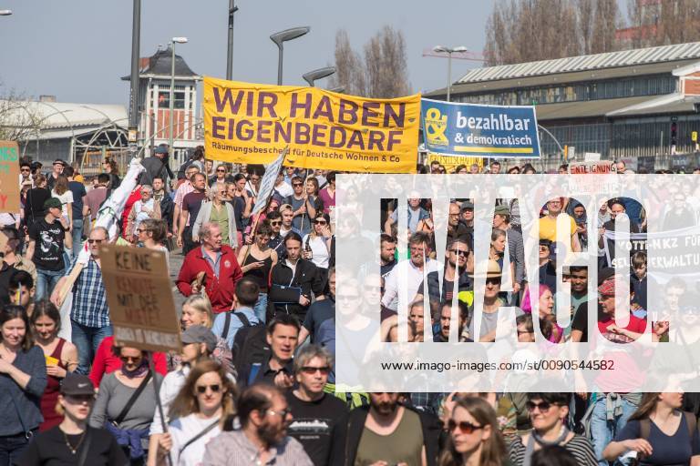 In Berlin haben am Samstag (06.04.19) mehrere Zehntausend Menschen fuer bezahlbaren Wohnraum und gegen Verdraengung durch steigende Mieten demonstriert. Aufgerufen zu der Demonstration hatte das Buendnis Gemeinsam gegen Verdraengung und Mietenwahnsinn . Die Demonstration und dazugehoerige Aktionstage sind ein Gemeinschaftsprojekt von ueber 280 mieten- und stadtpolitischen Gruppen, Vereinen, Verbaenden, sozialen Einrichtungen und vielen weiteren Organisationen aus dem ganzen Bundesgebiet. Demonstrationen und Aktionen fanden bundesweit in 24 Staedten und europaweit in Spanien, Niederlande, Italien, Belgien, Ungarn, Rumaenien, Irland, Portugal, Grossbritannien, Zypern, Mallorca, Frankreich statt. (Siehe epd-Meldung vom 06.04.2019) Mietenwahnsinn-Demo in Berlin