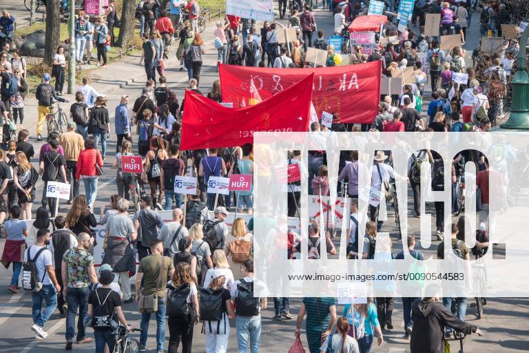 In Berlin haben am Samstag (06.04.19) mehrere Zehntausend Menschen fuer bezahlbaren Wohnraum und gegen Verdraengung durch steigende Mieten demonstriert. Aufgerufen zu der Demonstration hatte das Buendnis Gemeinsam gegen Verdraengung und Mietenwahnsinn . Die Demonstration und dazugehoerige Aktionstage sind ein Gemeinschaftsprojekt von ueber 280 mieten- und stadtpolitischen Gruppen, Vereinen, Verbaenden, sozialen Einrichtungen und vielen weiteren Organisationen aus dem ganzen Bundesgebiet. Demonstrationen und Aktionen fanden bundesweit in 24 Staedten und europaweit in Spanien, Niederlande, Italien, Belgien, Ungarn, Rumaenien, Irland, Portugal, Grossbritannien, Zypern, Mallorca, Frankreich statt. (Siehe epd-Meldung vom 06.04.2019) Mietenwahnsinn-Demo in Berlin