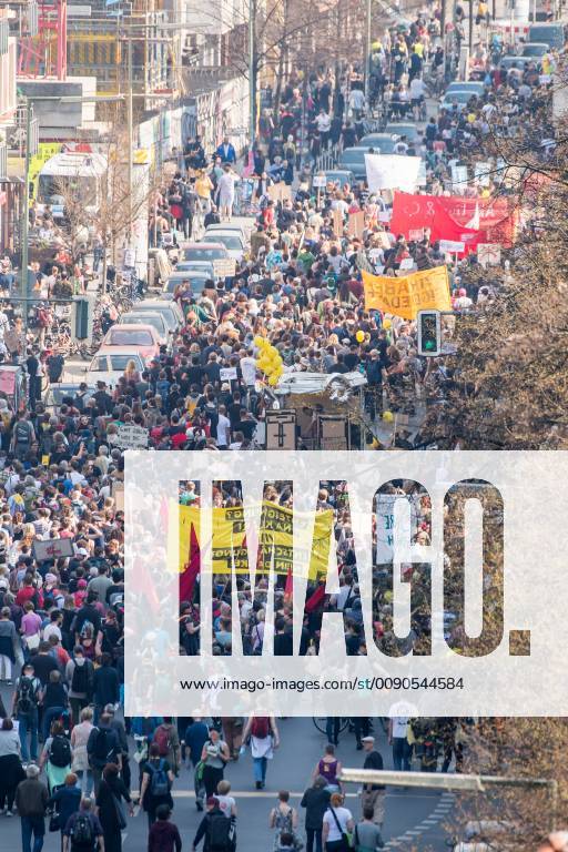 In Berlin haben am Samstag (06.04.19) mehrere Zehntausend Menschen fuer bezahlbaren Wohnraum und gegen Verdraengung durch steigende Mieten demonstriert. Aufgerufen zu der Demonstration hatte das Buendnis Gemeinsam gegen Verdraengung und Mietenwahnsinn . Die Demonstration und dazugehoerige Aktionstage sind ein Gemeinschaftsprojekt von ueber 280 mieten- und stadtpolitischen Gruppen, Vereinen, Verbaenden, sozialen Einrichtungen und vielen weiteren Organisationen aus dem ganzen Bundesgebiet. Demonstrationen und Aktionen fanden bundesweit in 24 Staedten und europaweit in Spanien, Niederlande, Italien, Belgien, Ungarn, Rumaenien, Irland, Portugal, Grossbritannien, Zypern, Mallorca, Frankreich statt. (Siehe epd-Meldung vom 06.04.2019) Mietenwahnsinn-Demo in Berlin