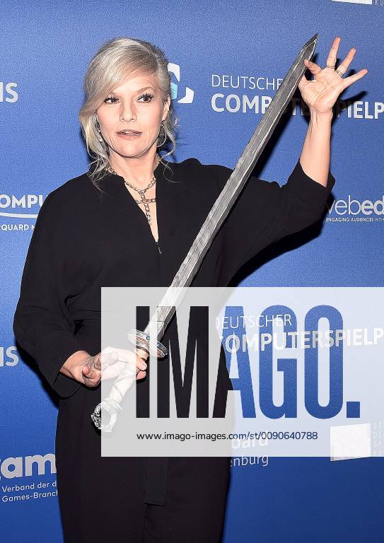 Entertainment eSports, Verleihung des deutschen - Computerspielpreis 2019, v.l.Ina Müller,Moderatorin bei der Verleihung des Deutschen Computerspielpreises 2019 im Admiralspalast Berlin. Berlin