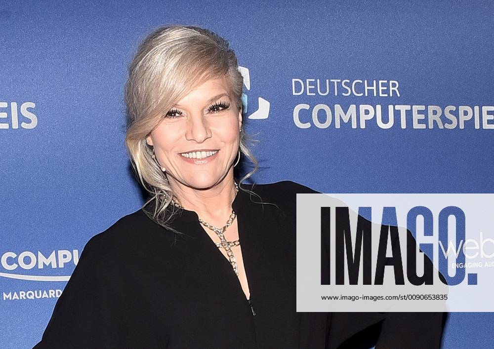 Entertainment eSports, Verleihung des deutschen - Computerspielpreis 2019, v.l.Ina Müller,Moderatorin bei der Verleihung des Deutschen Computerspielpreises 2019 im Admiralspalast Berlin. Berlin