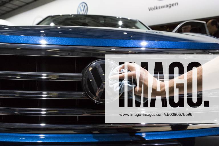 VW Emblem beim Polieren