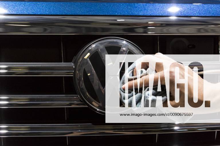VW Emblem beim Polieren