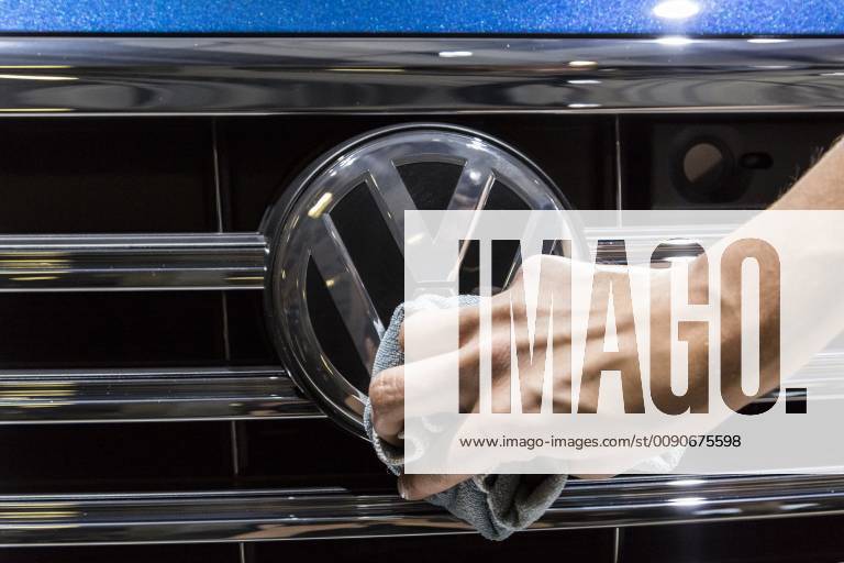 VW Emblem beim Polieren
