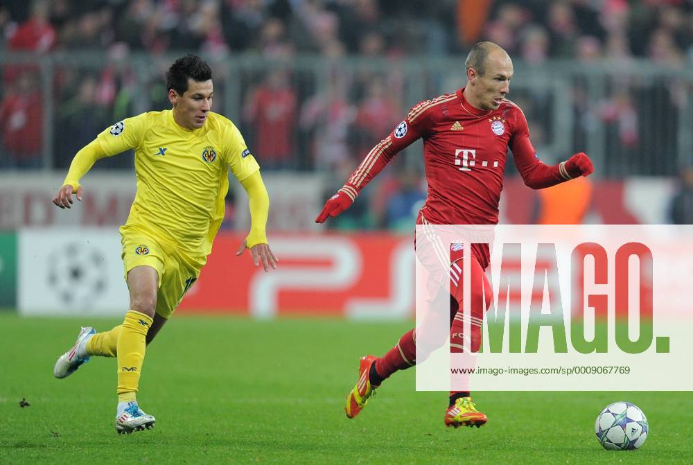 FUSSBALL CHAMPIONS LEAGUE SAISON 2011 2012 22.11.2011 FC Bayern Muenchen - FC Villarreal Arjen Robben (re, FC Bayern Muenchen) gegen Hernan Perez (Villarreal CF)