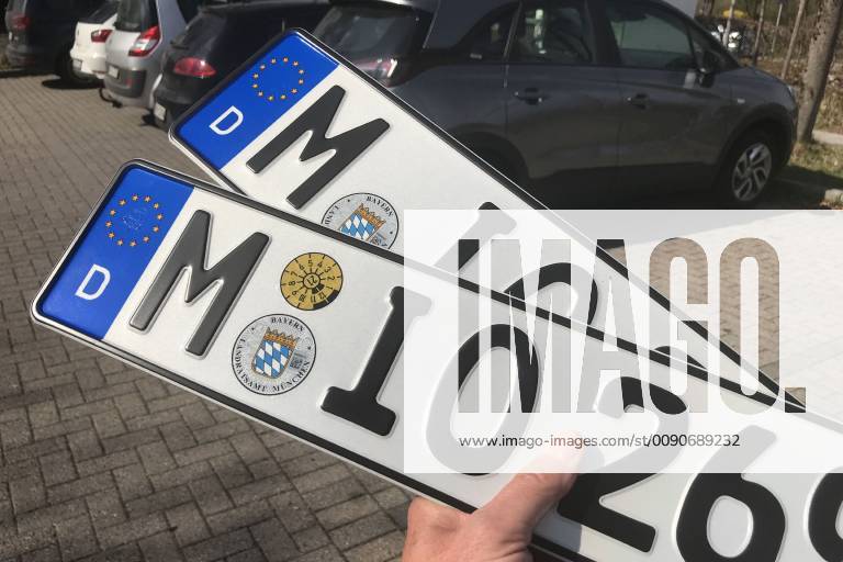 Zwei Autokennzeichen mit TUEV Plakette nach Erhalt bei der KFZ Zulassungstelle Haar im Landkreis Muenchen
