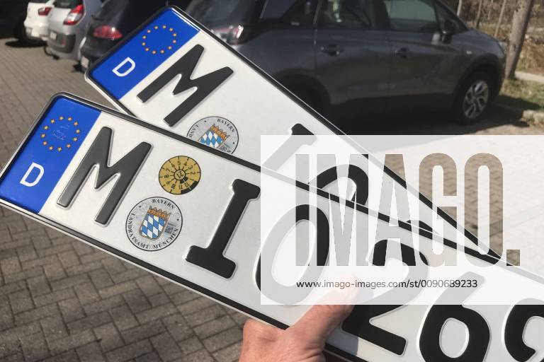 Zwei Autokennzeichen mit TUEV Plakette nach Erhalt bei der KFZ Zulassungstelle Haar im Landkreis Muenchen